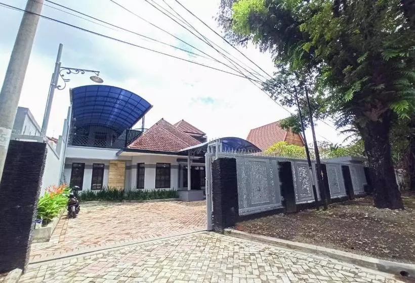 ホテル Oyo 90267 Ijen 68 Homestay Family