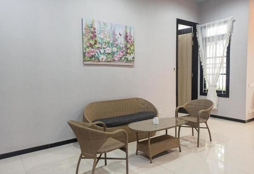 호텔 Oyo 90267 Ijen 68 Homestay Family