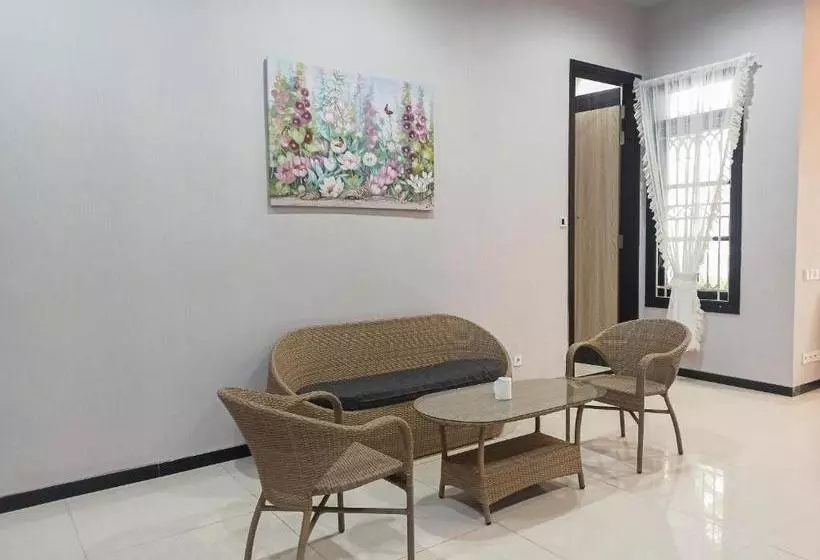 ホテル Oyo 90267 Ijen 68 Homestay Family