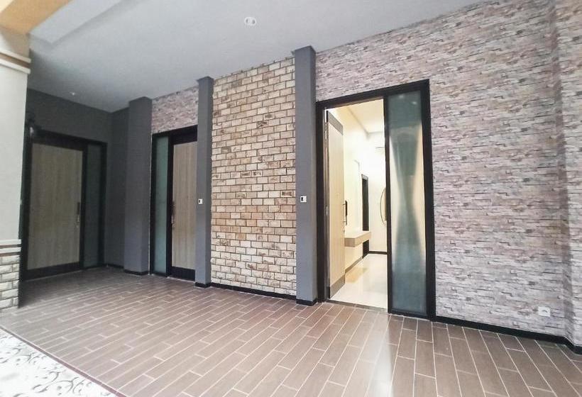 호텔 Oyo 90267 Ijen 68 Homestay Family