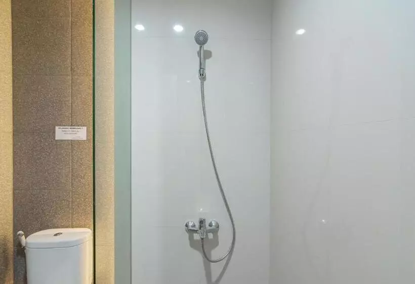 ホテル Reddoorz Plus @ Cirebon City Center