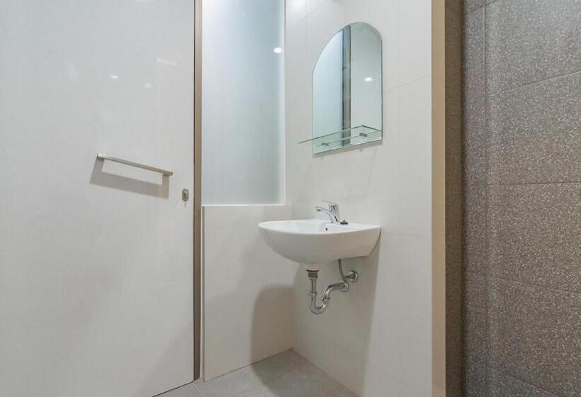 בית מלון כפרי Reddoorz Plus @ Cirebon City Center