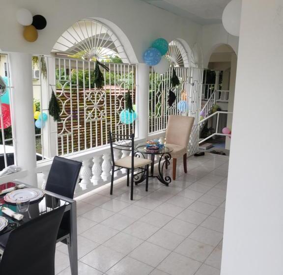 تختخواب و صبحانه Grace Garden Guesthouse