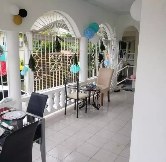 تختخواب و صبحانه Grace Garden Guesthouse