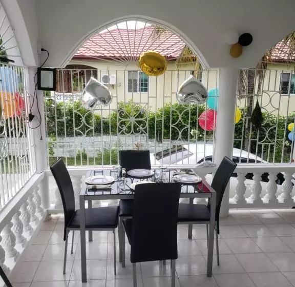 تختخواب و صبحانه Grace Garden Guesthouse