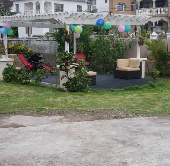 تختخواب و صبحانه Grace Garden Guesthouse