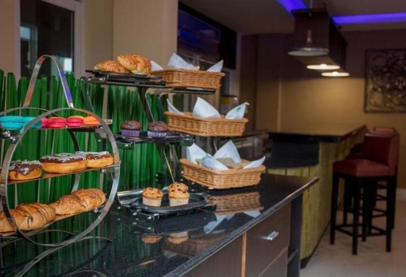 Hotel Eleven Trees Maldives