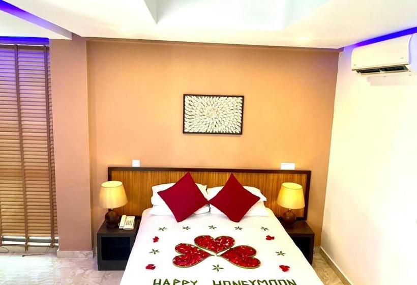 Hotel Eleven Trees Maldives