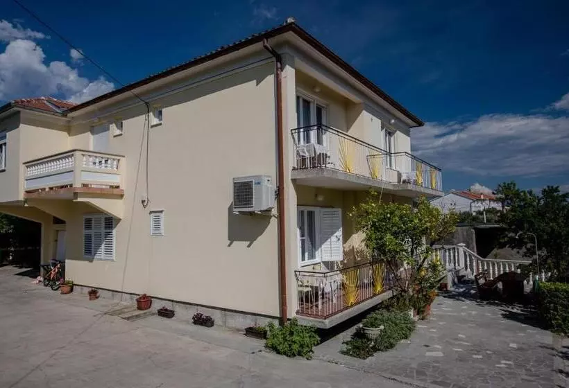 ペンション Apartments Ljubica Banjol