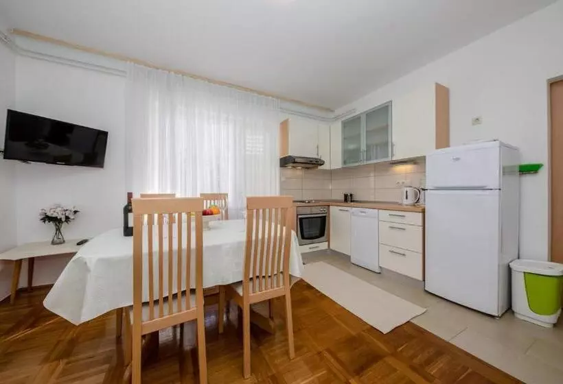 ペンション Apartments Ljubica Banjol