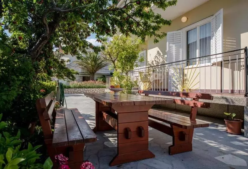 ペンション Apartments Ljubica Banjol