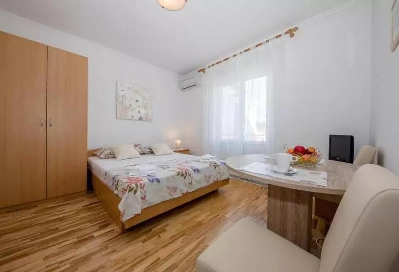 ペンション Apartments Ljubica Banjol