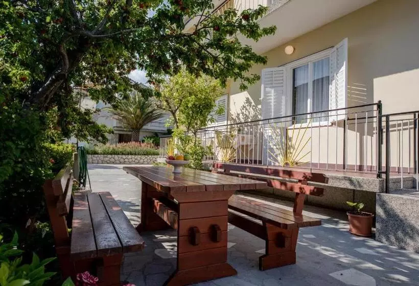 ペンション Apartments Ljubica Banjol