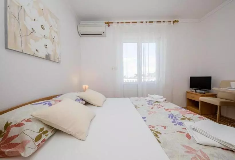 ペンション Apartments Ljubica Banjol