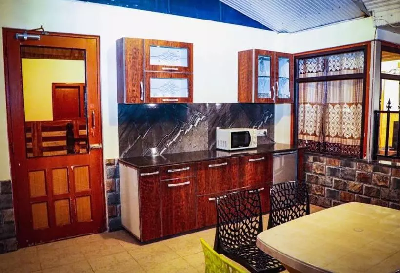 تختخواب و صبحانه Whispering Winds Villa