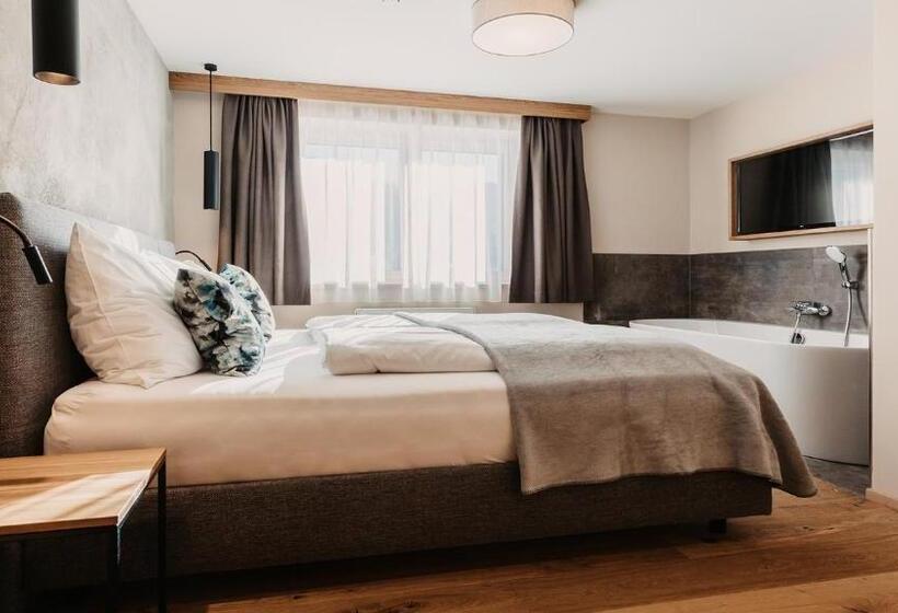Hofgut Apartment & Lifestyle Resort Wagrain
