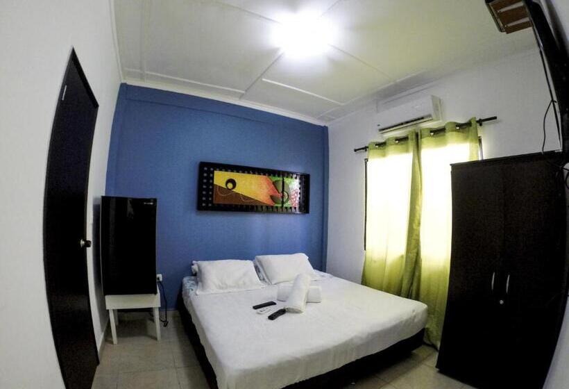 هاستل Villa Sarie Bay