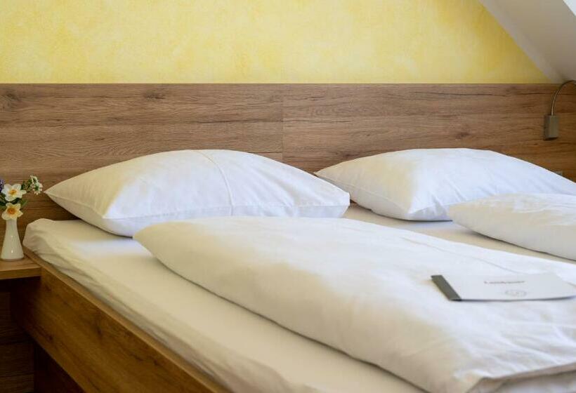 بنسيون Weingut Lambauer