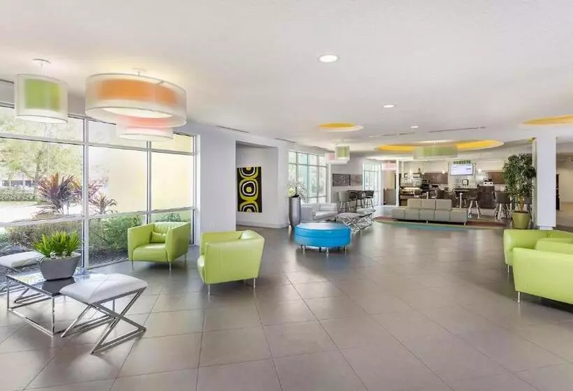 هتل Avanti International Resort