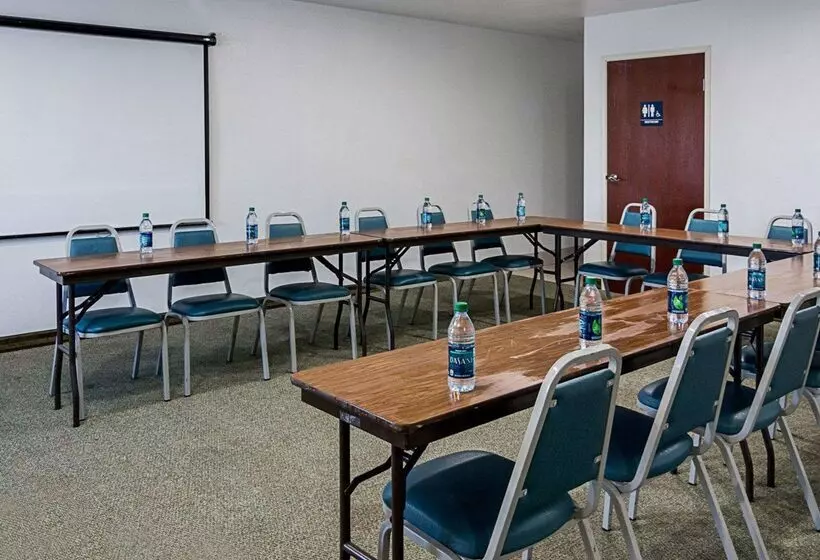 هتل Econo Lodge Inn & Suites Natchitoches