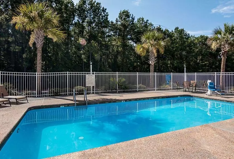 هتل Econo Lodge Inn & Suites Natchitoches