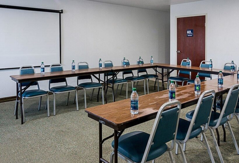 Отель Econo Lodge Inn & Suites Natchitoches