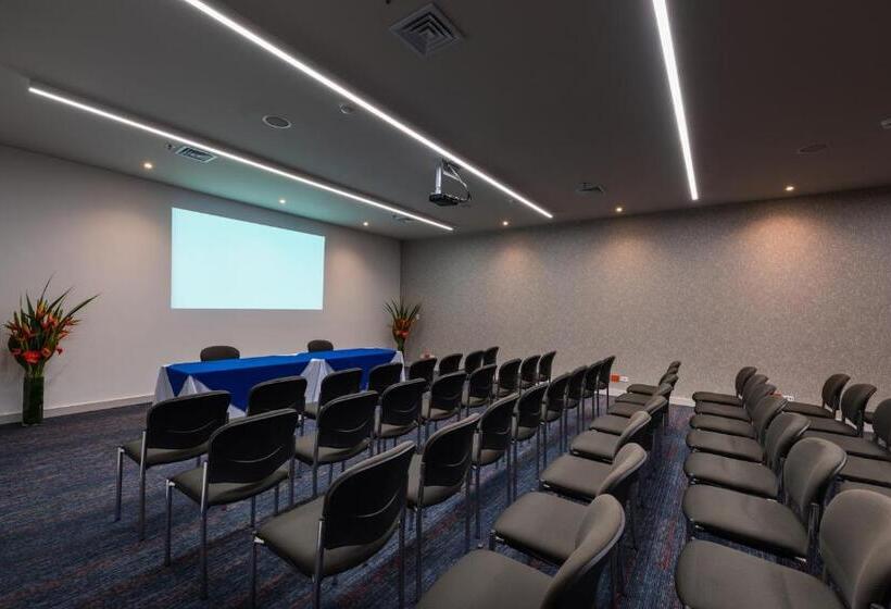 בית מלון כפרי Holiday Inn Express & Suites Medellin, An Ihg