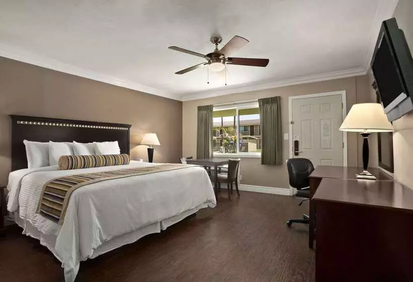 Отель Travelodge By Wyndham Santa Maria