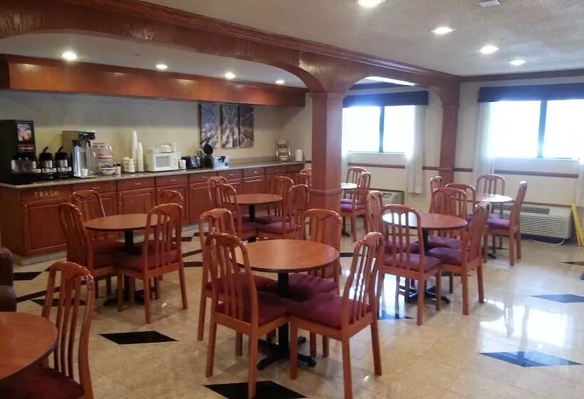 בית מלון כפרי Days Inn & Suites By Wyndham Monroe