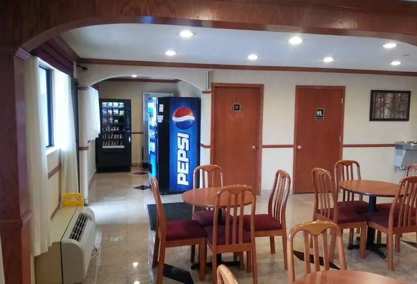 בית מלון כפרי Days Inn & Suites By Wyndham Monroe