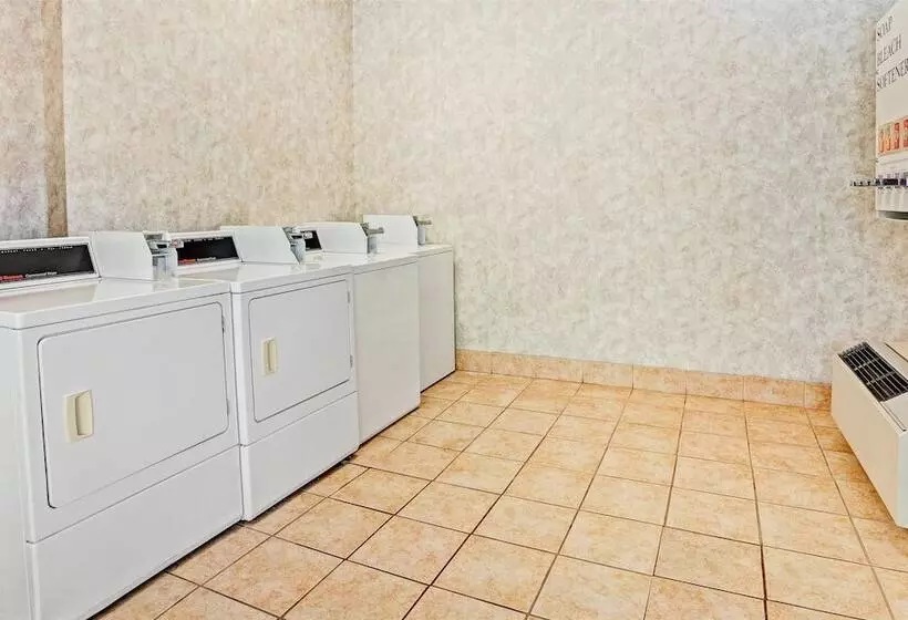 בית מלון כפרי Days Inn & Suites By Wyndham Monroe