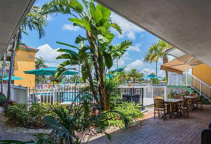 בית מלון כפרי Quality Inn & Suites Airport Cruise Port Hollywood
