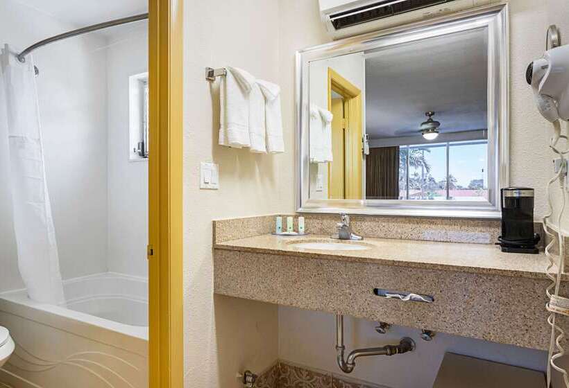 בית מלון כפרי Quality Inn & Suites Airport Cruise Port Hollywood