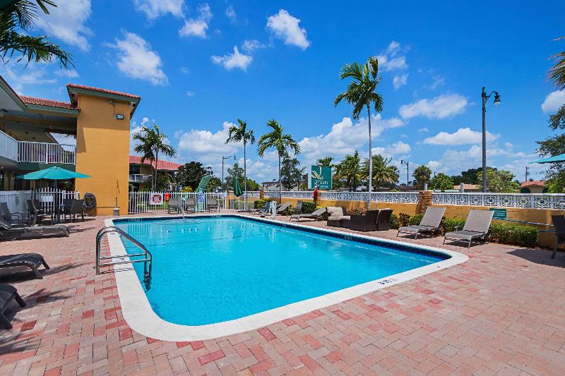 בית מלון כפרי Quality Inn & Suites Airport Cruise Port Hollywood