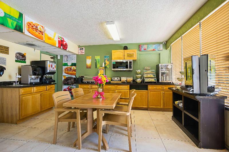 בית מלון כפרי Quality Inn & Suites Airport Cruise Port Hollywood