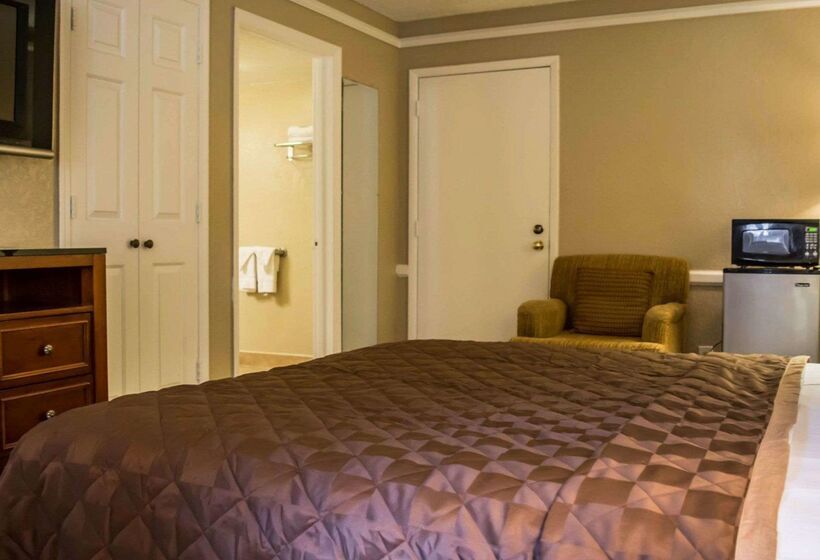 בית מלון כפרי Rodeway Inn Near Ybor City  Casino