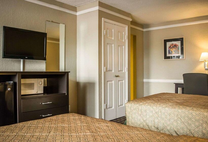 בית מלון כפרי Rodeway Inn Near Ybor City  Casino