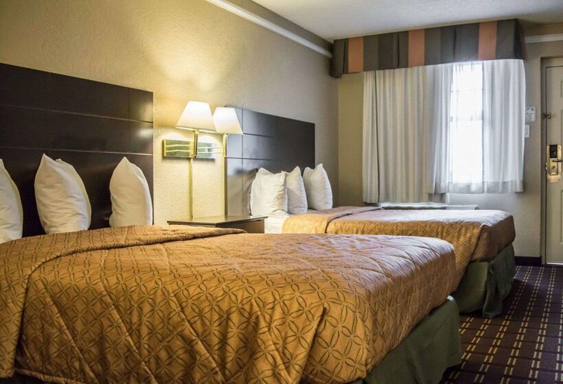 בית מלון כפרי Rodeway Inn Near Ybor City  Casino