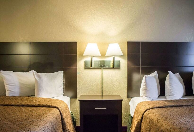 בית מלון כפרי Rodeway Inn Near Ybor City  Casino