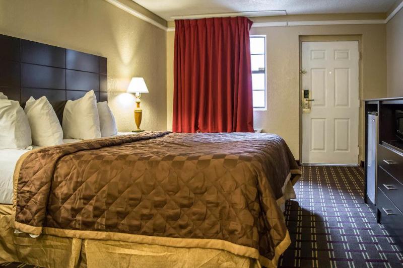 בית מלון כפרי Rodeway Inn Near Ybor City  Casino