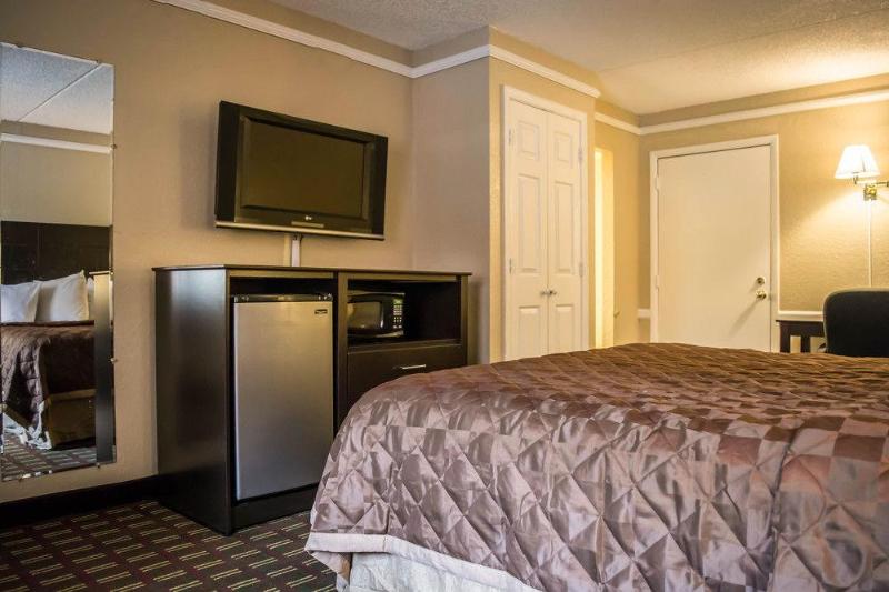 בית מלון כפרי Rodeway Inn Near Ybor City  Casino