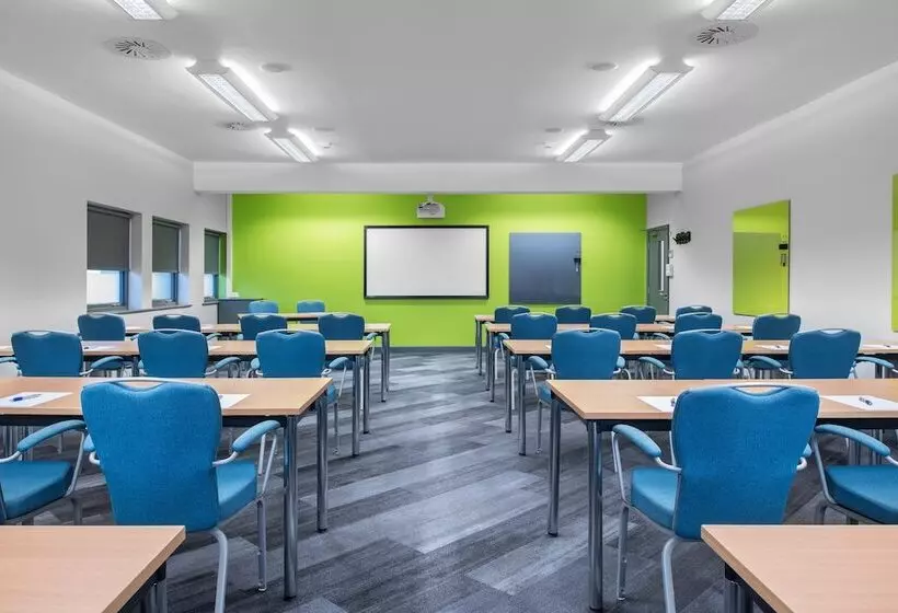 酒店 The Willows Training Centre