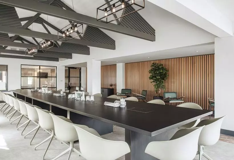 酒店 The Willows Training Centre