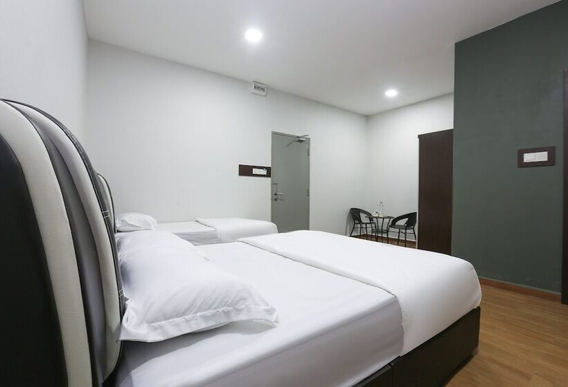 Pp Traveller's Hotel By Oyo Rooms