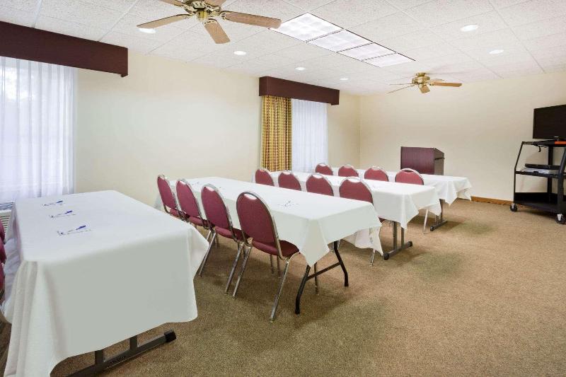 בית מלון כפרי Baymont By Wyndham Rockford