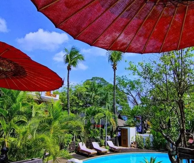 هتل By The Red Canal