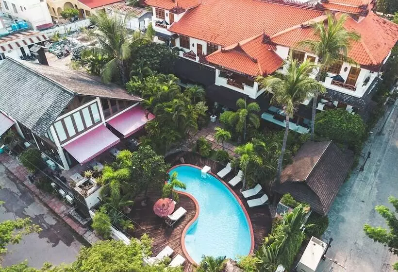 هتل By The Red Canal