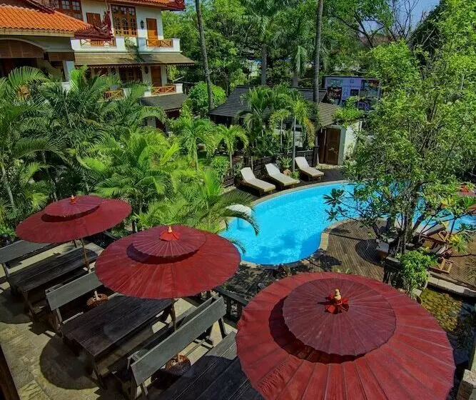 هتل By The Red Canal