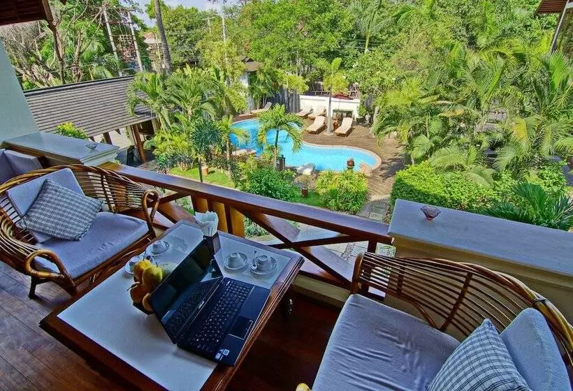 هتل By The Red Canal