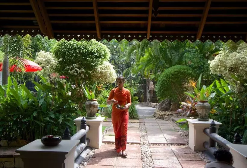 هتل By The Red Canal